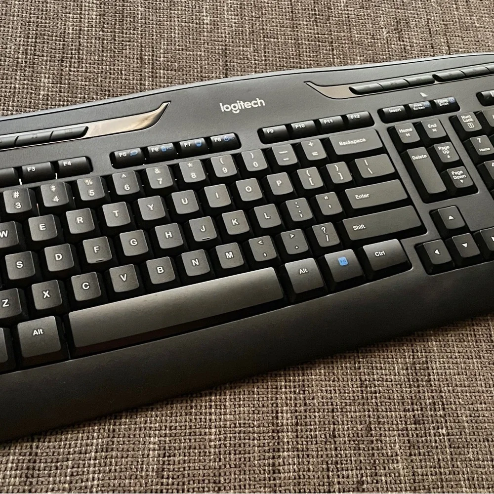 Logitech Wireless Computer Keyboard - Picture 3 of 7